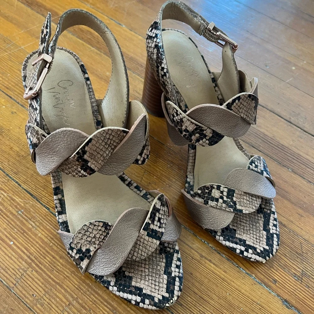 Crown Vintage VARENKA style sandal size 6.5M - Picture 2 of 8